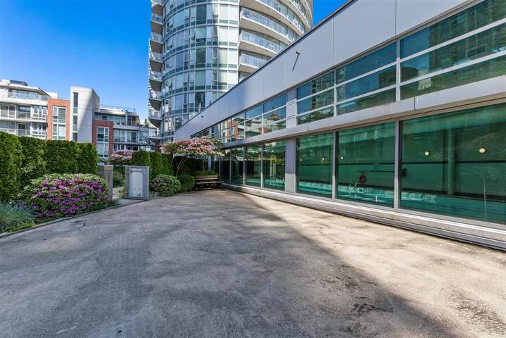 1BR + Den |Sauna, Pool, Gym, AC, Free parking gallery image 3