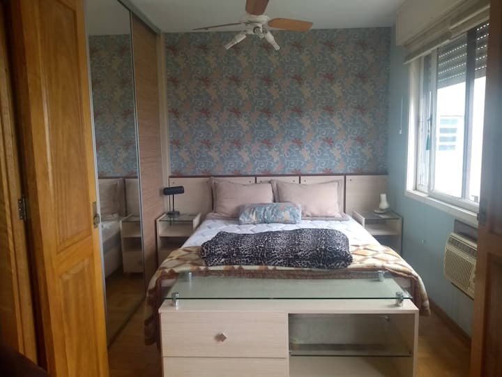 Manželská posteľ, šatník s posuvnými dverami a zrkadlom, komora. Klimatizácia a stropný ventilátor. Úžasný výhľad na rieku.