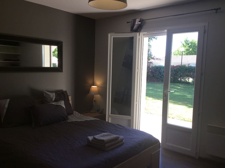 La première chambre avec accès privatif direct sur le jardin