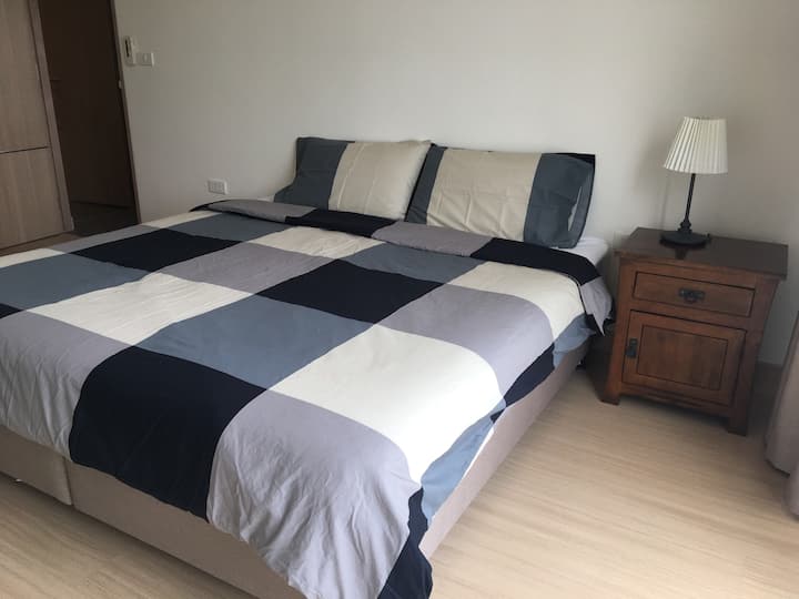 Glavna spavaća soba s bračnim krevetom (širine 180 - 200 cm)