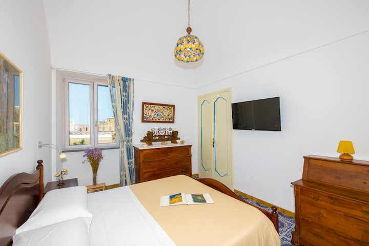 Втора спалня с голямо двойно легло