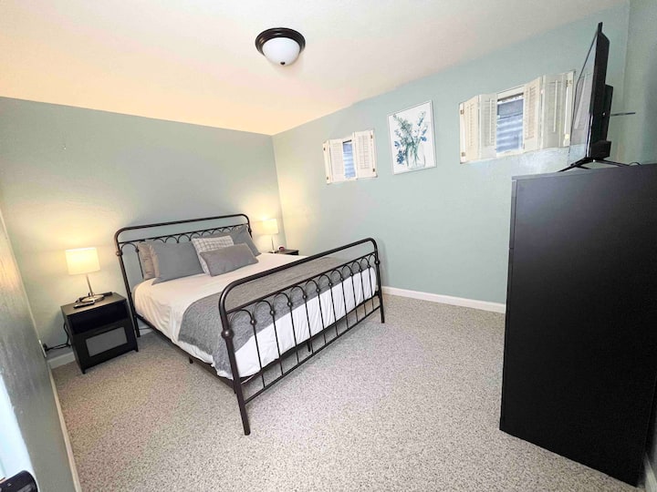 Dormitorio queen en la planta baja - ¡Armario, vestidor y ROKU TV acaban de agregar!