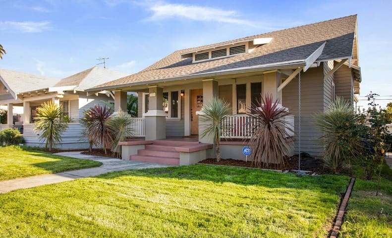 Stunning Craftsman Private Home in Jefferson Park!