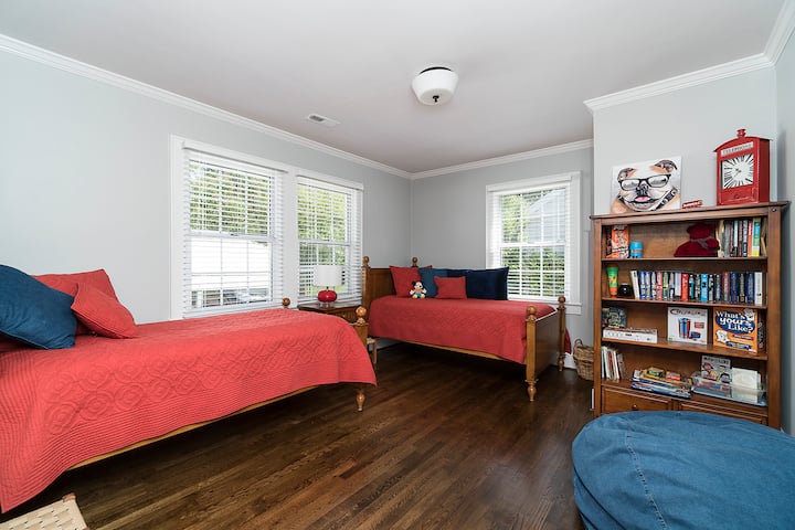 Svijetla i sunčana 2. spavaća soba s dva odvojena kreveta (s madracima na vrhu od pjene). Polica za knjige puna je igračaka, knjiga (za djecu i odrasle), kartama, DVD-ovima i igrama.