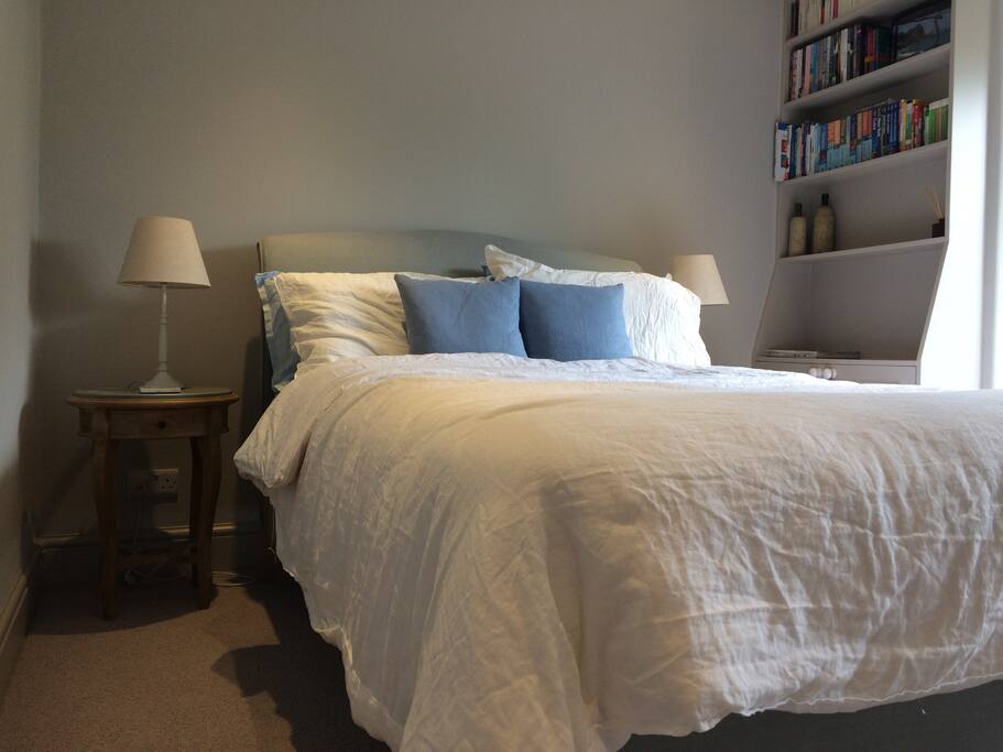 Large, quiet sunny bedroom with bay window and garden view. Recently redecorated, carpeted and furnished with comfortable double French bed and linen.