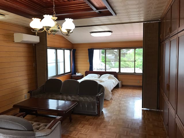 Entire home with 1 bedrooms in Hiroshima - 厳島神社まで3分、海沿いの一軒家貸切。宮島随一の眺望を誇る立地。広々とした部屋でゆっくり過ごせます。