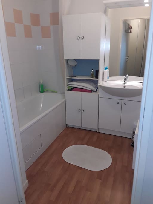 salle de bain avec grande baignoire