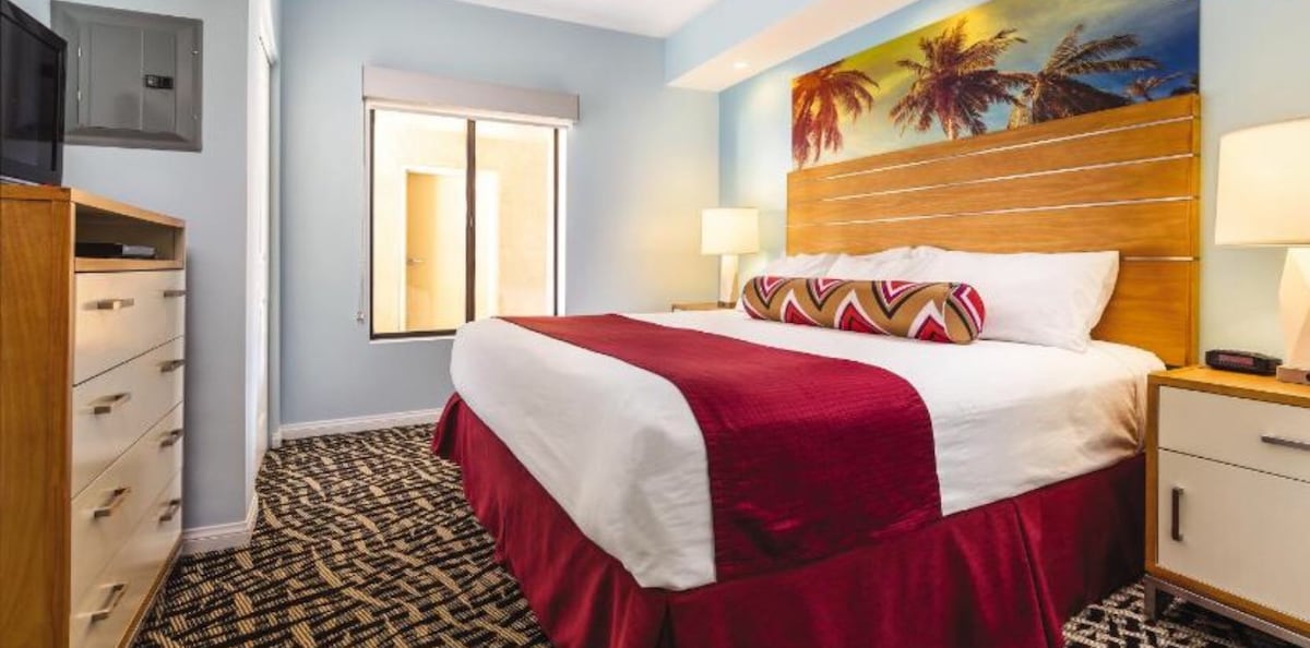 غرفة نوم فاخرة ، قد تكون ألوان الفراش مختلفة 