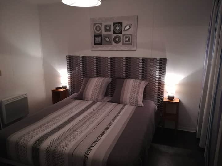 родителска спалня с двойно легло king size, с изглед към терасата на юг, с голям килер зад завесата вдясно