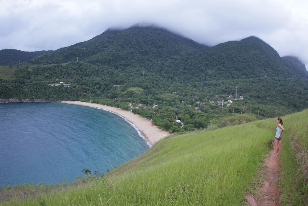 Praia tranquila, sem muitas casas