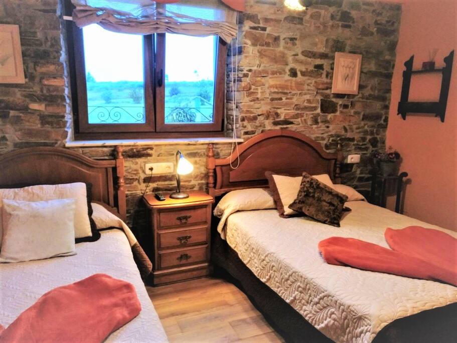 Habitación cama matrimonio y cama 1,05