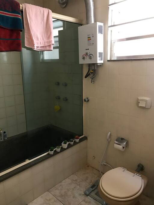 Box do banheiro, com água quente à gás