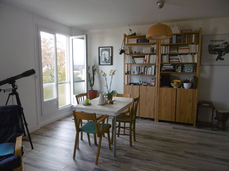 Vue salle à manger et baie vitrée