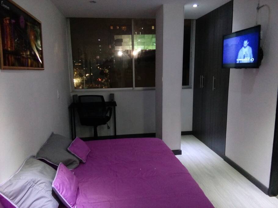 Cama y TV de noche