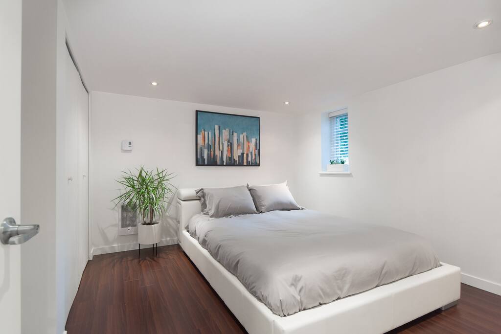 Beautiful queen sized leather bed. 800 thread count Egyptian cotton bedding.
