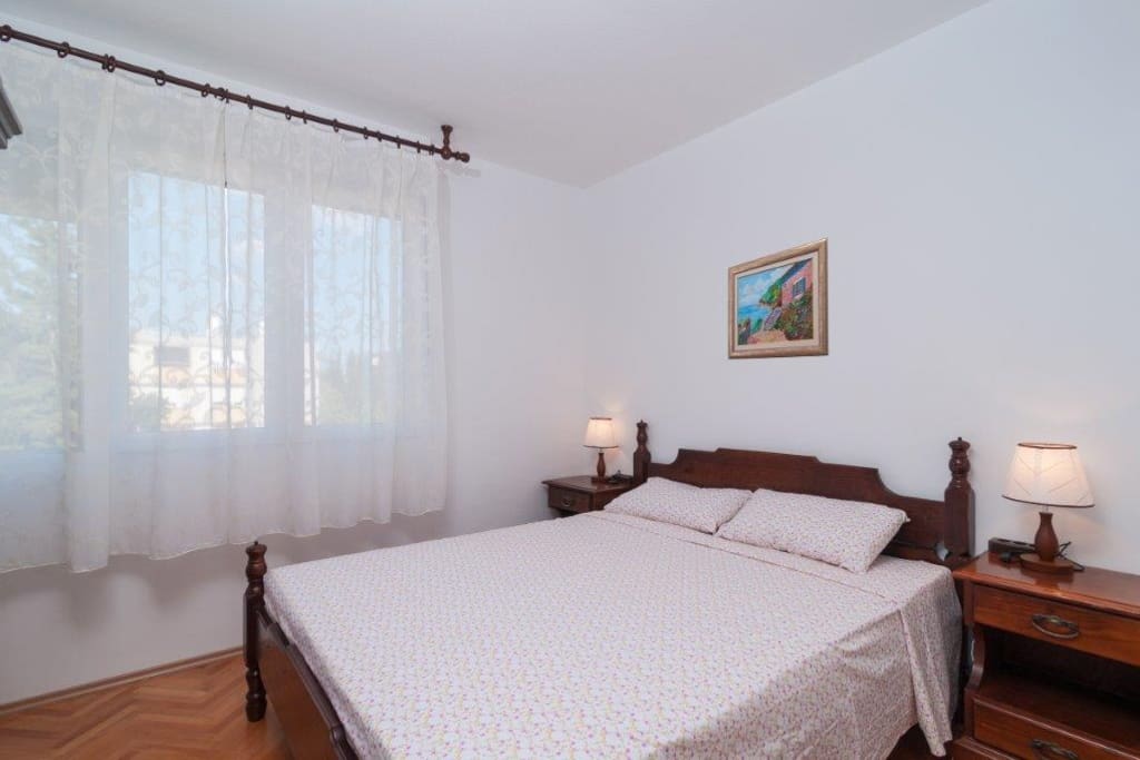 Bedroom with double bed