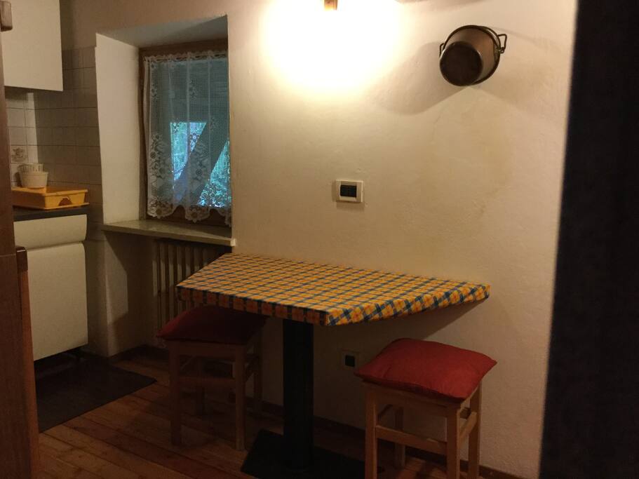 Cucina con tavolino operativo