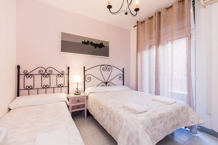 Habitación Triple con baño privado externo ( 1 cama de matrimonio + 1 cama de 90)