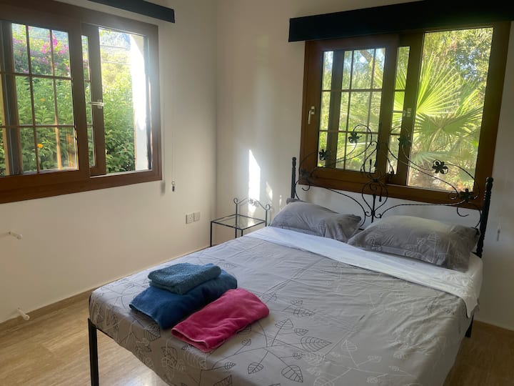 Segundo dormitorio en la planta baja con una cama matrimonial.