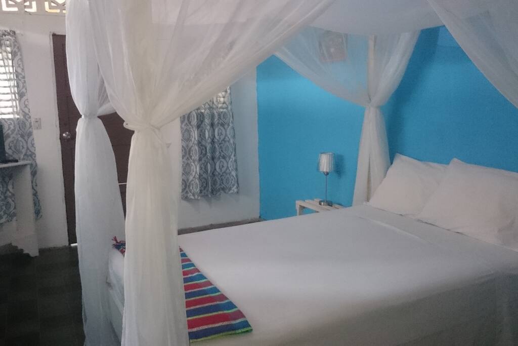 Habitación con cama matrimonial y vistas al jardín