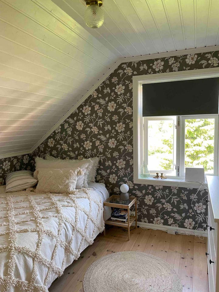 Dormitorio con cama de 140 cm. Ventana al jardín y al campo.