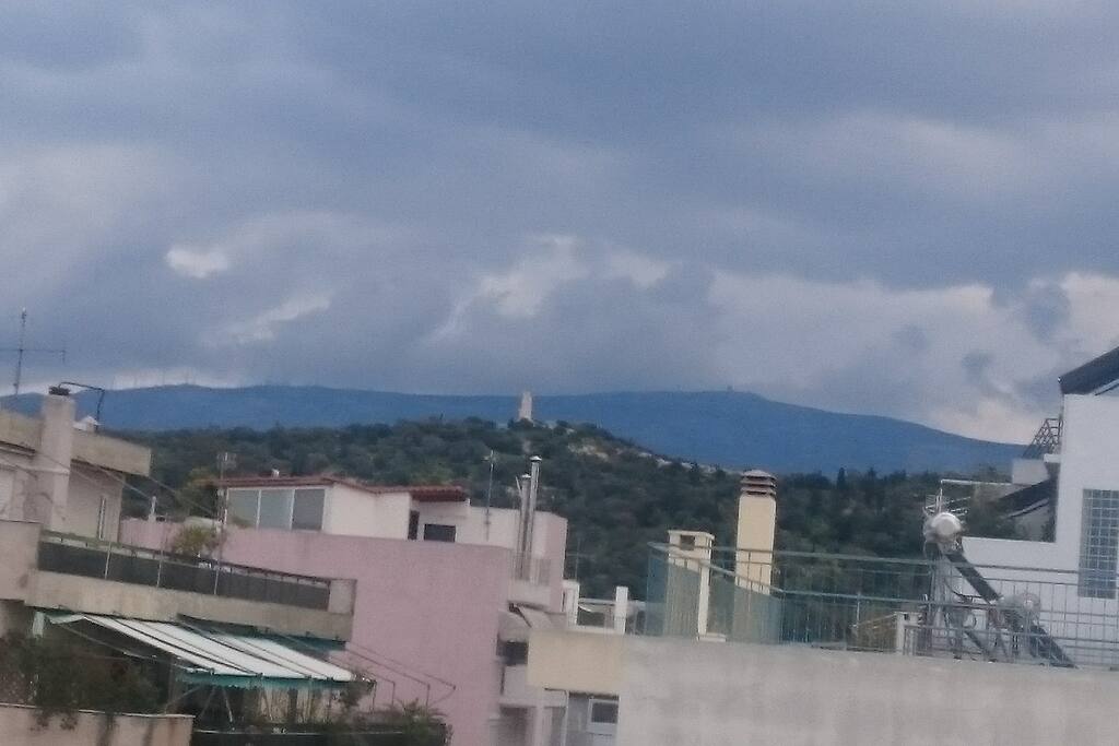 Ο ελεύθερος και ανοικτός χώρος της βεράντας, επιτρέπει, όπως φαίνεται την θέα προς τον λόφο του Φιλοπάππου.
