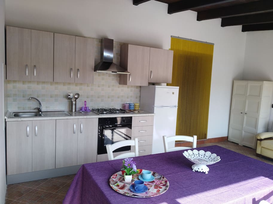Bilocale con cucina dotata di tutti i comfort e divano 3 posti