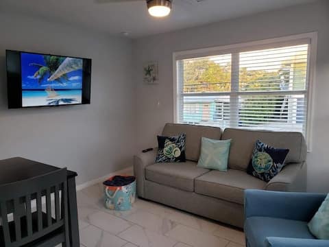 Successful Airbnb property: Cozy apt. 2 min walk from the beach (STR# 22-0004) in Cape Coral / Fort Myers