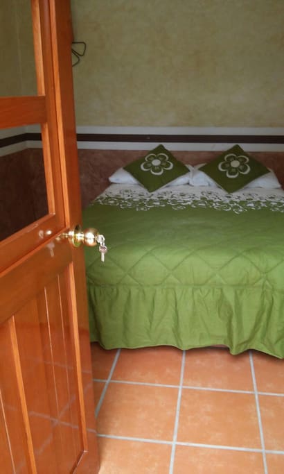 Habitación con cama matrimonial