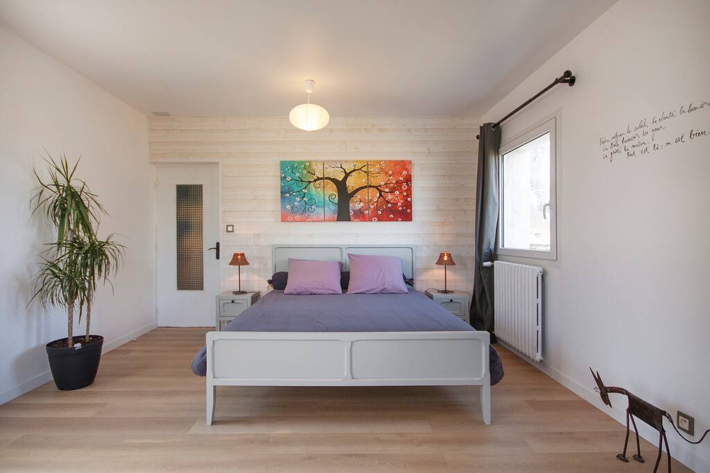 Un grand lit confortable