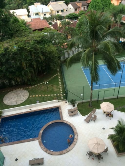 Piscina, quadra de tênis e sauna
