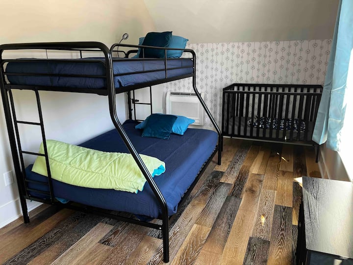 هذه هي غرفة "السرير". سرير فردي، مزدوج أدناه، وسرير أطفال. المشي في خزانة.