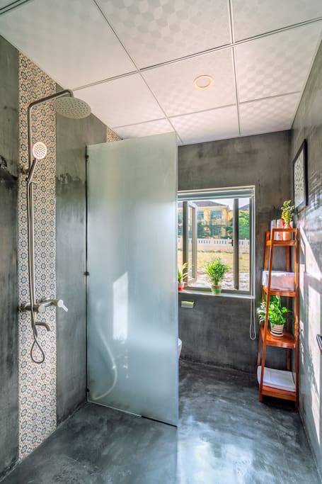 Shower area includes cotton towels, beach towels, shampoo, shower gel, rainforest shower, curtains