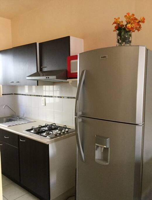 Cocina integral con enceres de cocina