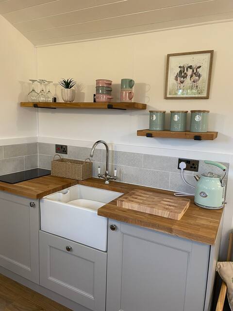 Top performing Airbnb: Farm Stay Shepherds Hut, Hot tub with amazing view in North Warwickshire