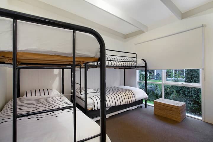 Спалня 3 - Двуетажна стая с отопление. 5 - то легло като разтегателно легло със сгъваеми крака. Кутия с игри, на които цялото семейство да се наслади.