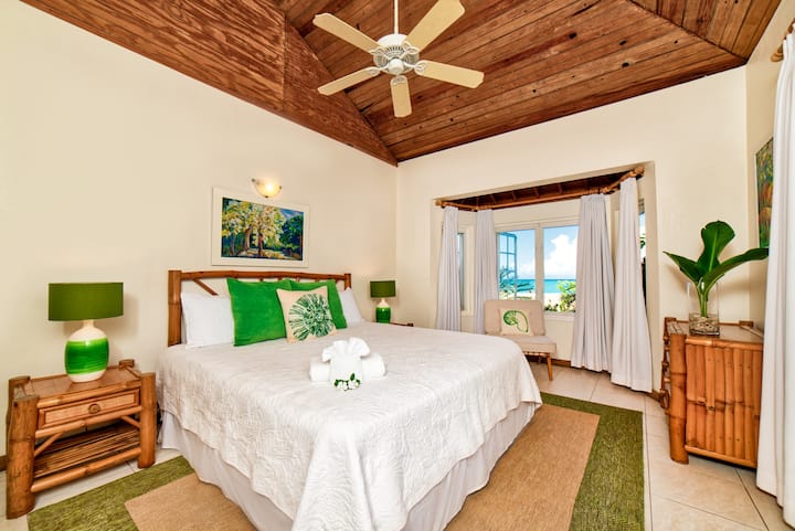 Bedroom #1      12x14 feet
King bed, en suite bathroom, a/c, ceiling fan, bay windows, garden and turquoise Caribbean Sea views 