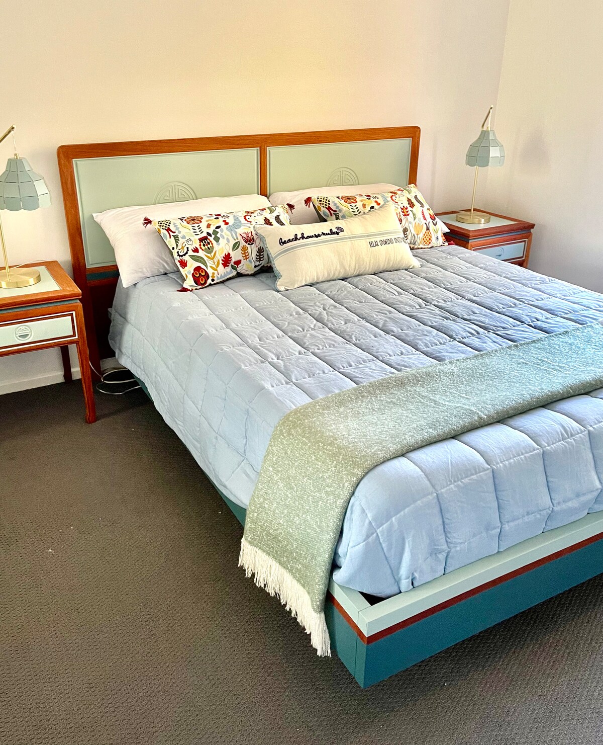 This beautiful rosewood queen-size bed has been refurbished in ocean green and teal. Guests with a keen eye will see the Chinese symbol for shòu or a long life carved into the bedhead and the bedside tables. 