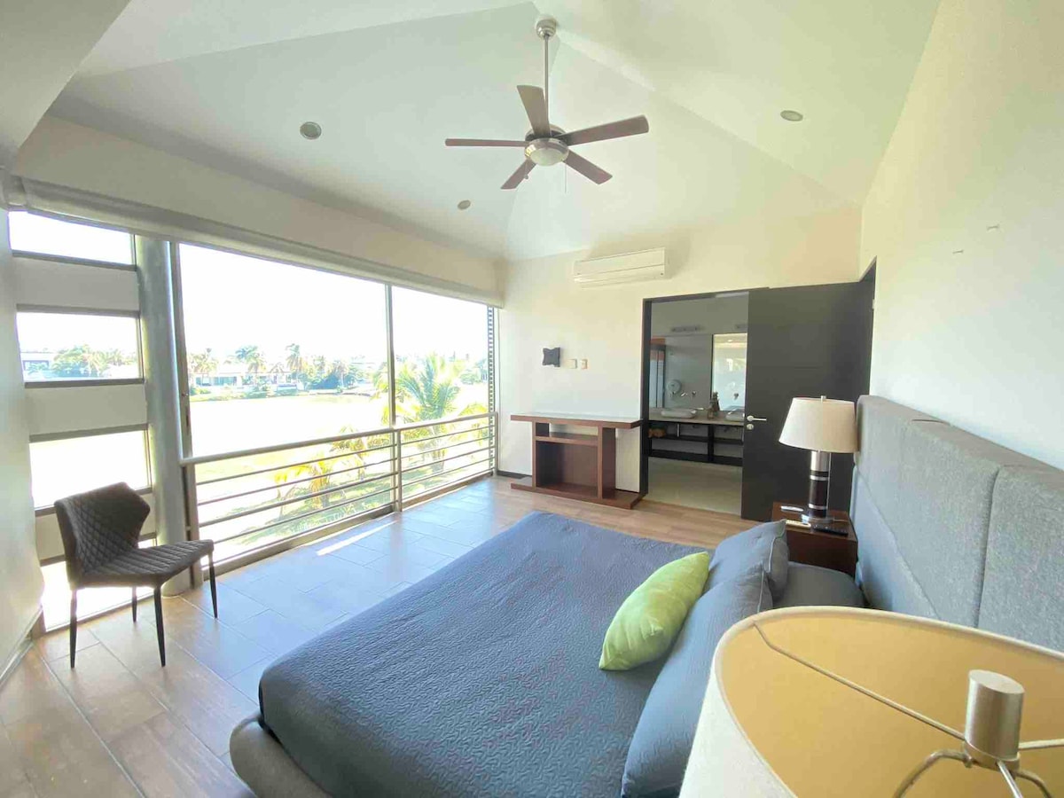 Chumba cha 2 cha kulala, hiki ndicho kikuu chenye mwonekano mzuri wa uwanja wa gofu, kitanda cha ukubwa wa King, bafu dogo na bafu kamili la kujitegemea (picha 1)