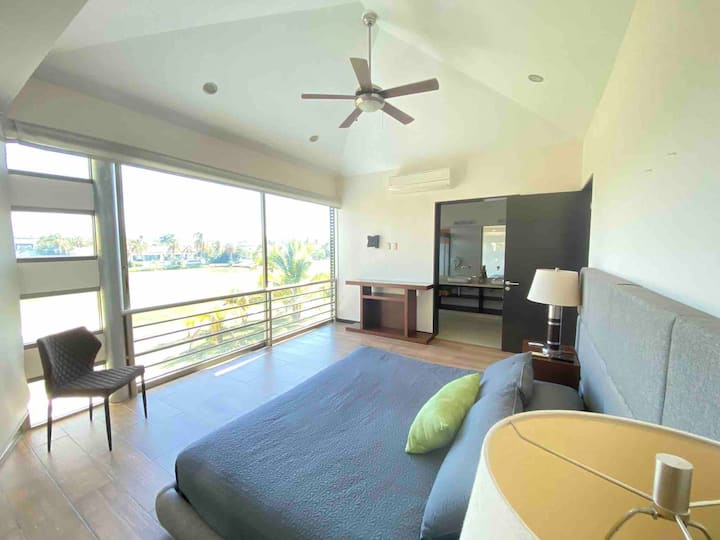 ห้องนอน 2 เป็นห้องหลักที่มีวิวสนามกอล์ฟที่สวยงาม เตียงคิงไซส์ มินิสปลิต และห้องน้ำเต็มรูปแบบส่วนตัว (รูปที่ 1)