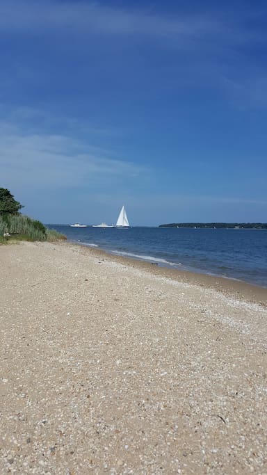 tranquil 4th Street Beach 5 minute walk
