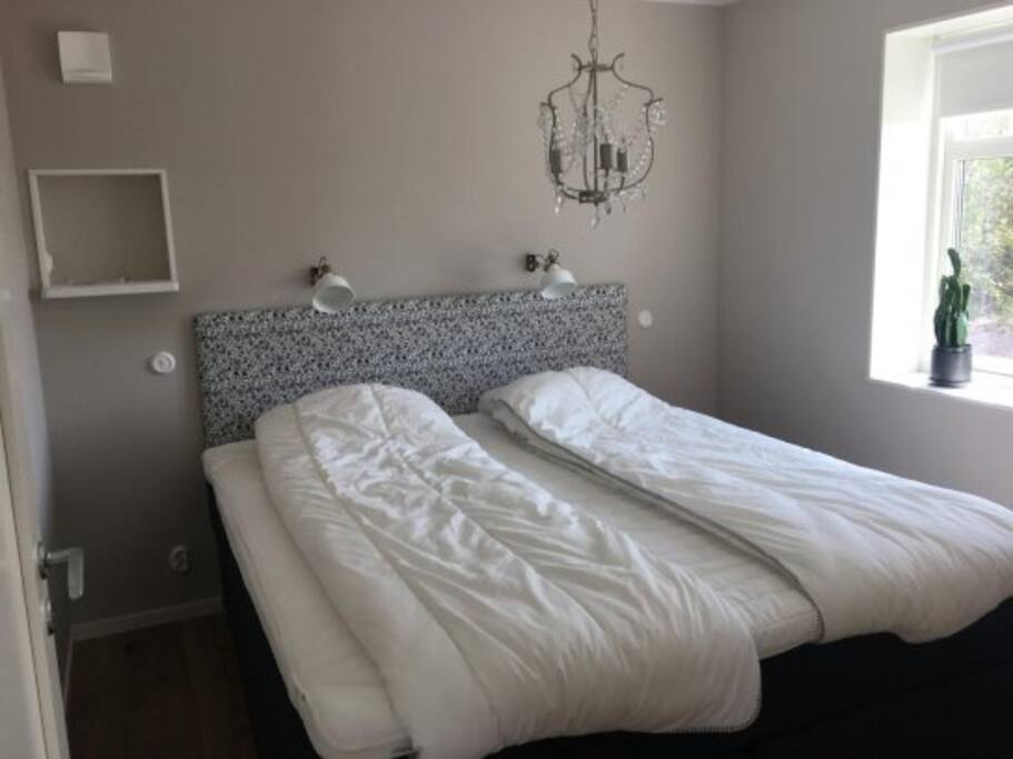 Sovrum 1
Kontinentalsäng 180cm