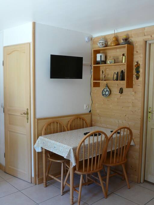 Table à manger et télé
