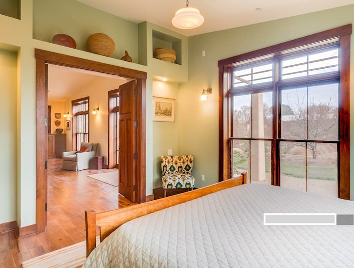 vista desde el dormitorio hasta el jardín y la sala de estar