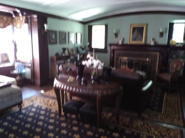 Four Bedroom, Historic Tudor in Maplewood District gallery image 4