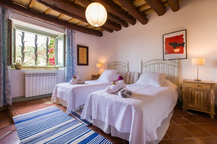 Manresa - deux lits simples et salle de bains privative au rez-de-chaussée