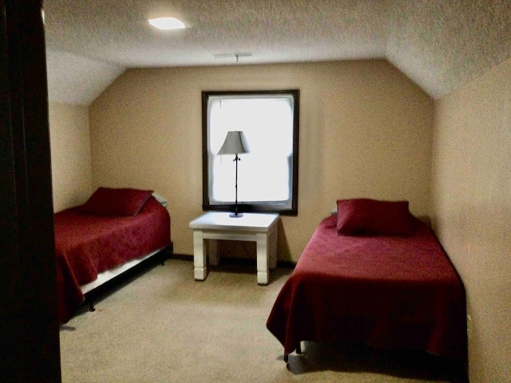 מיטה אחת היא מזרן עם ספוג זיכרון. בחדר השני יש כיסוי מזרן עם ספוג זיכרון