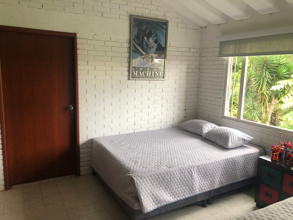 غرفة نوم الملكة رقم2 وباب متواصل مع الغرفة رقم3.