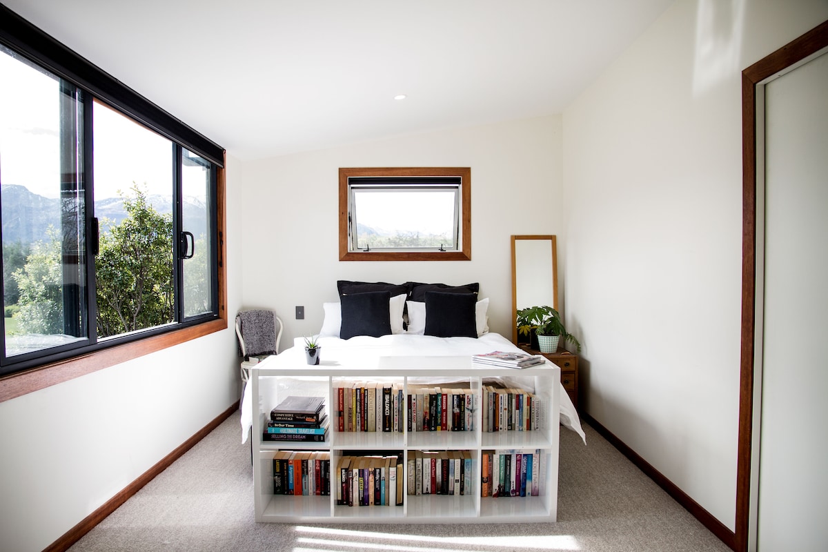 楼上的主卧室面向北方（全天阳光） ，包括遮光百叶窗和空调/热泵。