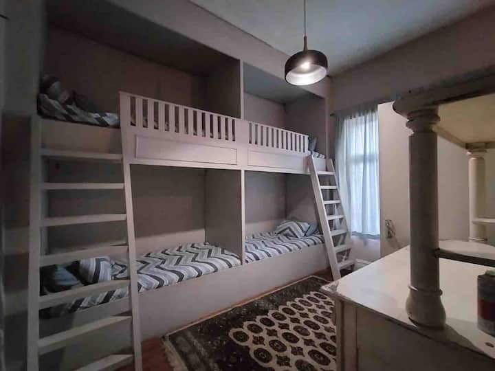 דרגשים סופר חזקים למבוגרים, לנוחות וחדר אמבטיה בסוויטה עם מקלחת